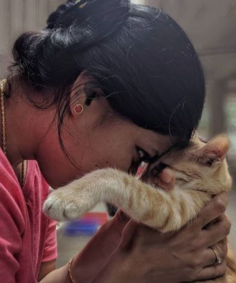 பூனையுடன் கொஞ்சி விளையாடும் இயக்குனரின் மனைவி 