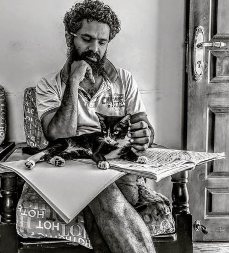 கதை எழுதும் போது கூட செல்லங்களுடன் விளையாட்டு 