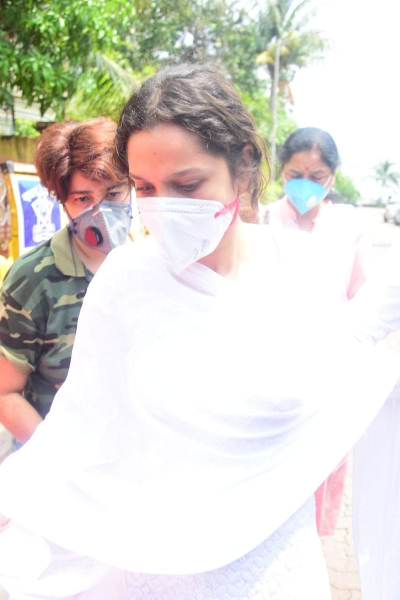 இந்நிலையில் சுஷாந்த் திடீர் என இப்படி ஒரு முடிவை எடுத்ததால் இவருடைய முன்னாள் காதலி உட்பட பலரும் அதிர்ச்சியடைந்தனர்.