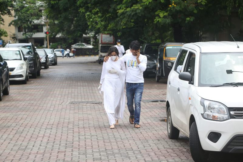 இவர் அஞ்சலி செலுத்த வந்த இடத்தில் ஊடகங்கள் இவரிடம் பேட்டி எடுக்க முற்பட்ட போது பேட்டி கொடுக்க மறுத்து விட்டார் அங்கிதா