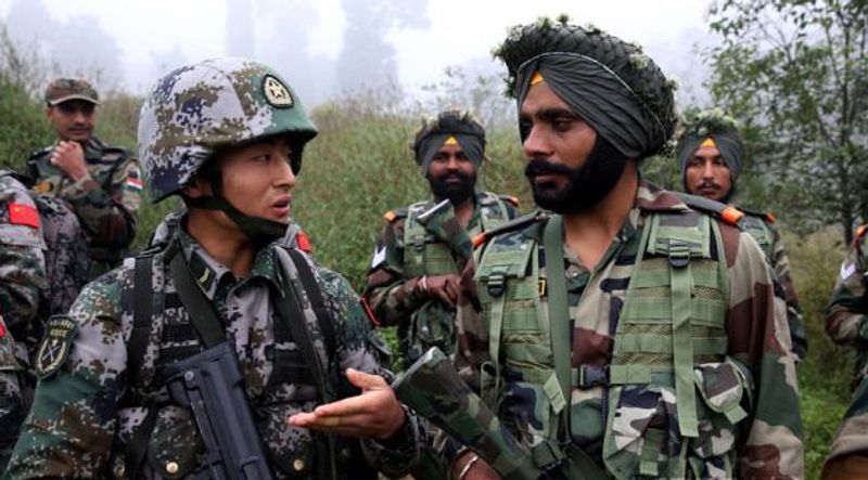 पहले जताई थी हटने की सहमति
इकनॉमिक टाइम्स की रिपोर्ट के मुताबिक, भारत की ओर से कमांडिंग ऑफिसर कर्नल संतोष बाबू चीनी पक्ष से सेनाएं हटाने को लेकर हुई बातचीत में शामिल थे। वे इस झड़प के 1 घंटे पहले तक चीनी अफसरों से बात करते रहे। सोमवार सुबह बात के आधार पर सहमति बनी थी कि चीनी सेना भारतीय क्षेत्र से हट जाएगी। (फोटो- सिम्बॉलिक)