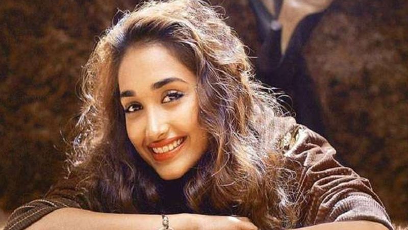 সুশান্তের মৃত্যুর মাঝেই প্রয়াত অভিনেত্রী জিয়া খানের মা একটি ভিডিও পোস্ট করেছেন।