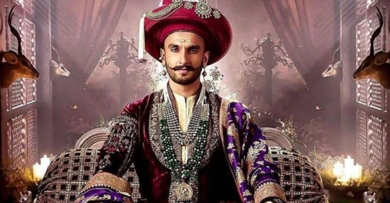 বাজিরাও মস্তানিঃ ২০১৫ সালে বক্স অফিসে ঝড় তুলেছিল এই ছবি। এই ছবির প্রথম প্রস্তাব গিয়েছিল সুশান্তের কাছে। সব ঠিক হওয়া সত্ত্বেও পরবর্তীতে ছবিটি করেন রণবীর সিং।