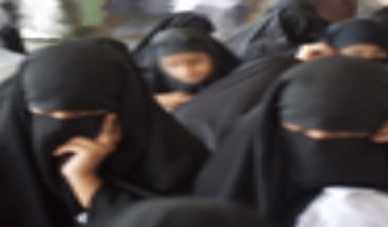 मामला ईरान के अबादान का है। यहां रहने वाले एक शख्स ने खुद पुलिस स्टेशन जाकर अपनी बीवी की हत्या की बात स्वीकारी। इसके बाद उसने लाश का ठिकाना बताकर सरेंडर कर दिया।
