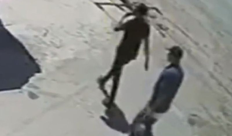 शख्स एक साल से अपनी बीवी को ढूंढ रहा था। अचानक उसे पता चला कि उसकी बीवी मशहद में रह रही है। शख्स ने उसे माफ करने की बात कह उससे बातचीत शुरू की। 
