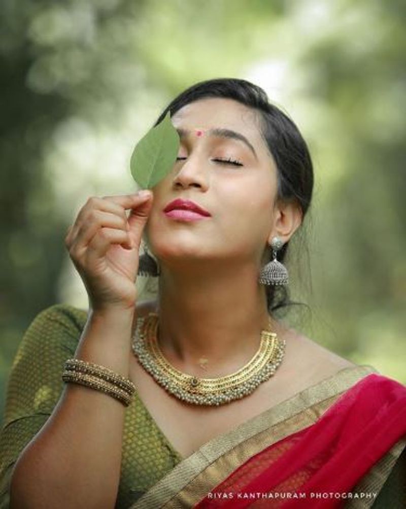 கண்ணில் இல்லை வைத்து மனதை இளக வைக்கும் தேவதை