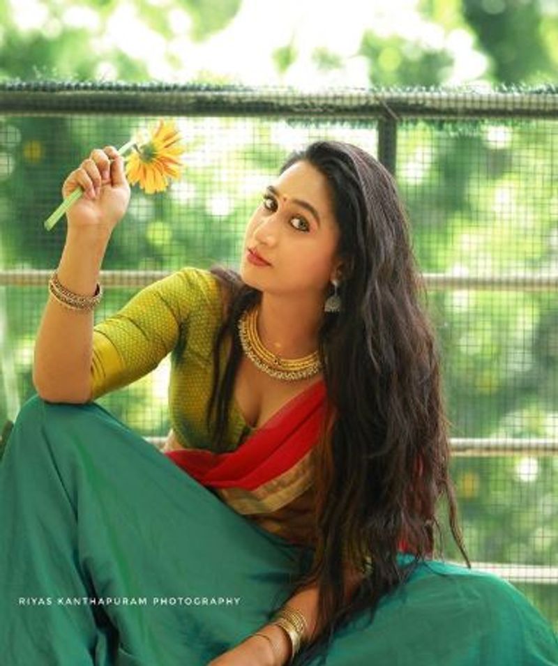 கையில் பூவை பிடித்தபடி ஹாட் போஸ் 