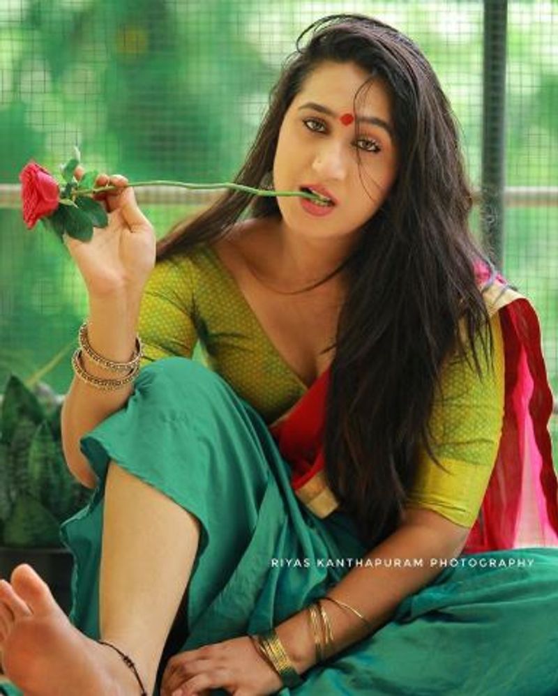 ரோஜா பூவை வாயில் கடித்த படி இளசுகள் ஹார்ட் பீட்டை எகிற வைக்கும் அஞ்சலி அமீர் 