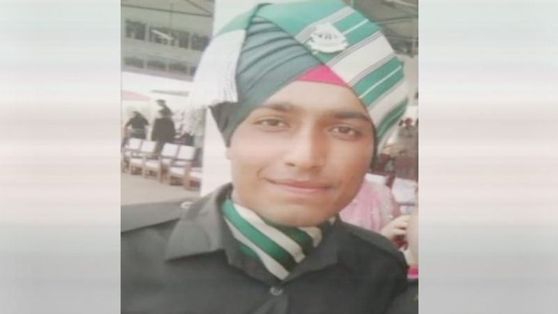 जैसे ही जवान के शहादत की खबर अंकुश के घर और गांव में पता चली तो पूरा माहौल गमगीन हो गया है। घरवालों के आंसू थमने का नाम ही नहीं ले रहे है, शहीद के के परिवार को ढांढस बंधाने के लिए लोगों की भीड़ जमा होने लगी है।