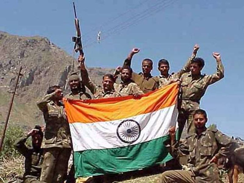 यदि माता-पिता जीवित नहीं हैं तो पत्नी को यह राशि दी जाएगी। यह निर्णय एक अप्रैल, 2020 से प्रभावी होगा। इस फैसले से केंद्रीय अर्द्ध सैन्यबलों/प्रदेशों के अर्द्ध सैन्यबलों और भारतीय सेना के (तीनों अंगो-थल, जल एवं वायु) के अधिकारियों/कर्मचारियों के मनोबल पर अनुकूल प्रभाव पड़ेगा और शहीद के परिवार को मजबूत एवं प्रभावी संबल प्राप्त होगा।