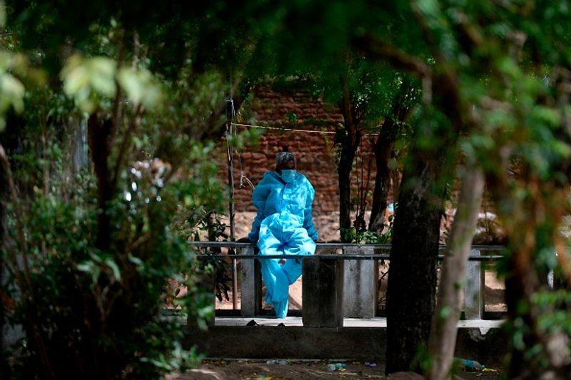 भारत में 100 दिन में हुई थीं इतनी मौतें
भारत में कोरोना वायरस का पहला मामला 30 जनवरी को आया था। कोरोना से पहली मौत 13 अप्रैल को हुई थी। भारत में 5 अप्रैल तक 100 लोगों ने अपनी जान गंवाई थी। पहला मामला सामने आने के 100 दिन बाद यानी 9 मई को मौतों का आंकड़ा 2000 के पार पहुंचा था।