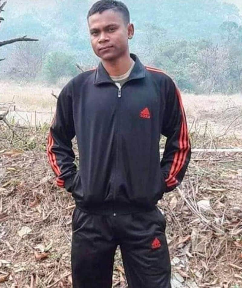 उन्होंने राजेश उरांव की तस्वीर भी साझा की। राजेश पश्चिम बंगाल के हैं। बंगाली में हसीन जहां ने श्रद्धांजलि देते हुए लिखा, "मैं बहुत दुखी हूं मगर राजेश उरांव मुझे गर्व है। चीनी सैनिकों के हाथों शहादत पाने वाले बंगाल के बेटे को मैं नमन करती हूं।"
