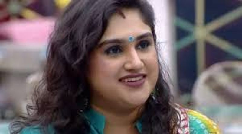 இந்த படத்தை ஒரு சில படங்களில் மட்டுமே நடித்த இவர், பின்னர் பெற்றோர் பார்த்து திருமணம் செய்து வைத்த நடிகரும், தொழிலதிபருமான ஆகாஷ் என்பவரை திருமணம் செய்து கொண்டார். பின்னர் கருத்து வேறுபாடு காரணமாக அவரிடம் இருந்து 2005 ஆம் ஆண்டு விவாகரத்து பெற்று பிரிந்தார்.