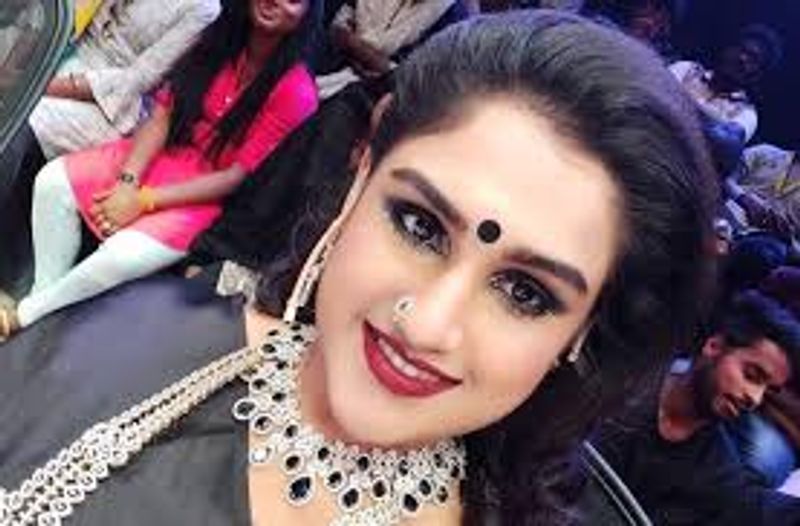 பிக்பாஸ் நிகழ்ச்சியை விட்டு வெளியேறிய பின் தன்னுடைய உடல் எடையை குறைத்து, ஆளே அடையாளம் தெரியாமல் மாறி இருக்கும் நடிகை வனிதா மூன்றாவதாக ஒருவரை திருமணம் செய்து கொள்ள உள்ளதாக ஒரு தகவல் காட்டு தீ போல் பரவி வருகிறது.