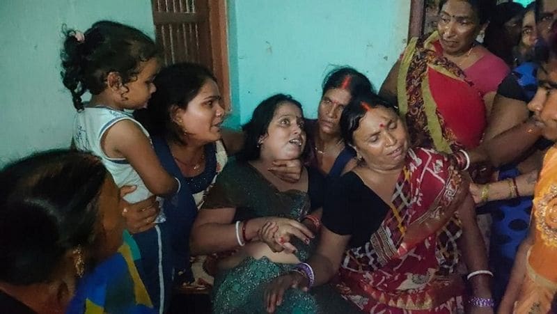 सुनील की पत्नी मेनका कहती हैं कि मेरा सुहाग सुरक्षित है। गलत खबर आई थी। सुनील कुमार नाम के दूसरे जवान की शहादत हुई थी। एक जैसा नाम होने के चलते गलतफहमी हुई। मेनका ने कहा कि मेरे पति ने मुझसे बात की है। उन्हें कुछ नहीं हुआ। मेरी जिंदगी लौटकर आ गई। सुनील के सही सलामत होने की खबर मिलने के बाद गांव में छाया मातम खुशी में बदल गया है।
(नोट- ये फोटो शहीद होन की खबर मिलने के बाद का है)) 