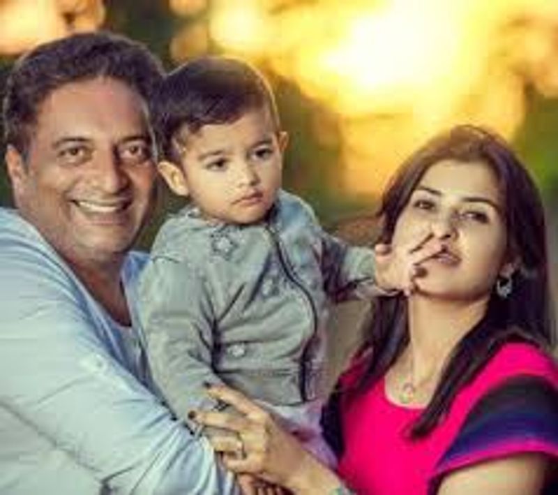பிரகாஷ்ராஜின் இரண்டாவது மனைவி மற்றும் குழந்தையுடன் எடுத்த புகைப்படம் 