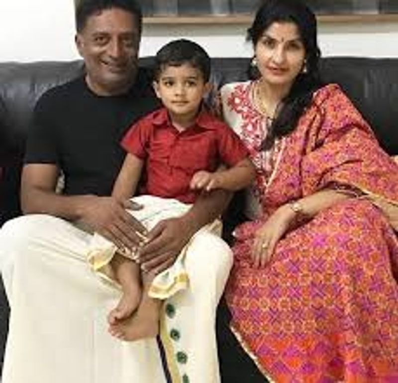 பிரகாஷ்ராஜ் போனி வெர்மாவை 2010 இல் கல்யாணம் செய்து கொண்டார் அவங்களின் குடும்ப புகைப்படம் 