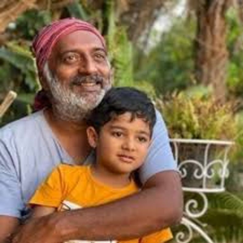 பிரகாஷ்ராஜ் தன் செல்ல குழந்தையுடன் சேர்ந்து எடுத்த புகைப்படம் 