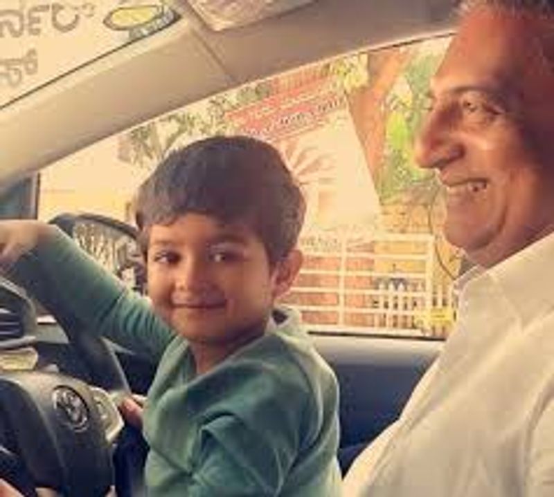 பிரகாஷ்ராஜ் குழந்தை தனமாக விளையாடி கொண்டு இருக்கிறார் அவர் குழந்தையுடன் 
