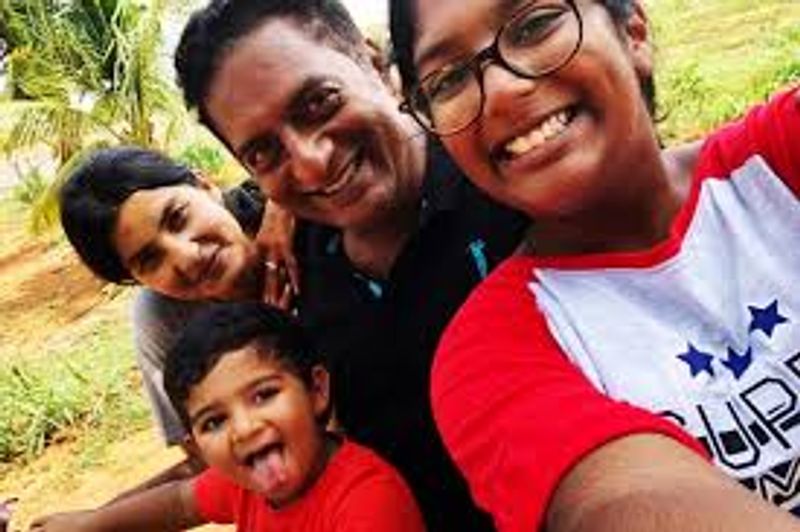 பிரகாஷ்ராஜ் தன் மனைவி குழந்தைகளுடன் போட்டோ எடுத்து ரசிகர்களுக்காக சோசியல் மீடியாவில் பகிர்ந்தார் 