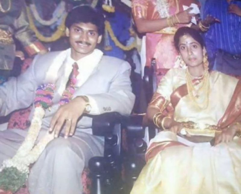  ஒய். எஸ். ஆர். காங்கிரஸ் கட்சியைச் தலைவர் ஜெகன்மோகன் ரெட்டி, மனைவி பாரதியுடன் புது மாப்பிள்ளை கோலத்தில் சும்மா ஜம்முனு இருக்கும் புகைப்படம்.