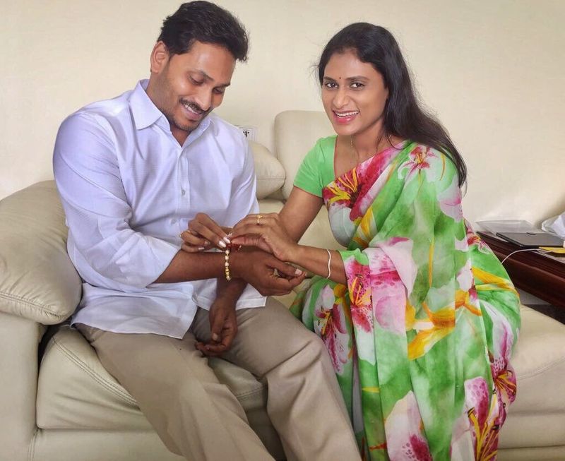 தங்கை சர்மிளா தன்னுடைய அண்ணனுக்கு கையில் ராக்கி காட்டிவிடும் புகைப்படம்.