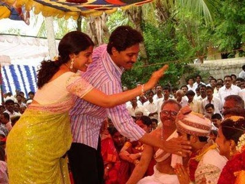 ஜோடியாக திருமணத்திற்கு சென்று வாழ்த்தும் ஜெகன் மோகன் ரெட்டி - பாரதி 