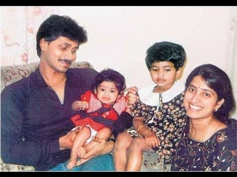 தன்னுடைய இரு மகள்களுடன் கொஞ்சு விளையாடும் அரிய புகைப்படம் 