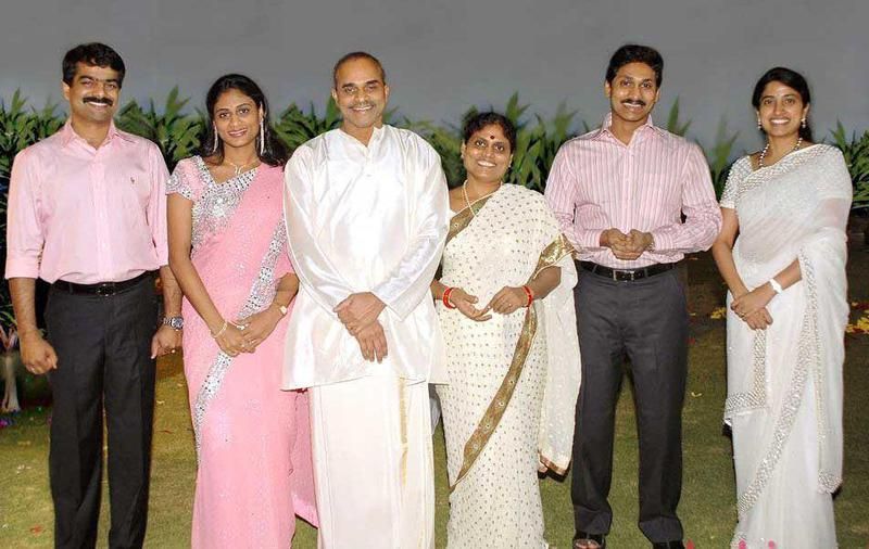 குடும்பத்துடன் இருக்கும் ஜெகன்மோகன் ரெட்டி 