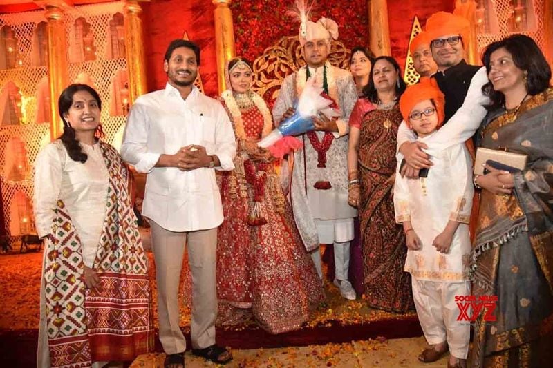மனைவியுடன் திருமண விசேஷத்தில் கலந்து கொண்ட ஜெகன் மோகன் ரெட்டி 