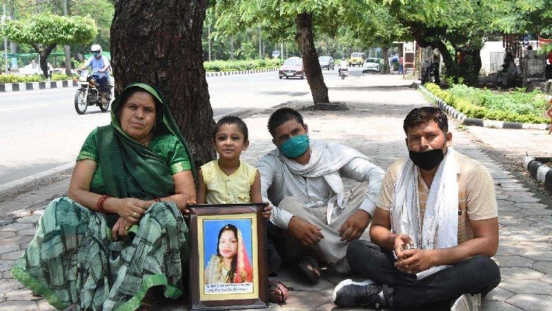 मृतक महिला का पांच साल का बेटा उदित भी पिता, दादी और परिवार के दूसरे सदस्यों के साथ भोपाल आया हुआ है। मासूम अपने हाथों में मां की तस्वीर लिए हुए मुख्यमंत्री निवास के बाहर खड़ा हुआ है।
