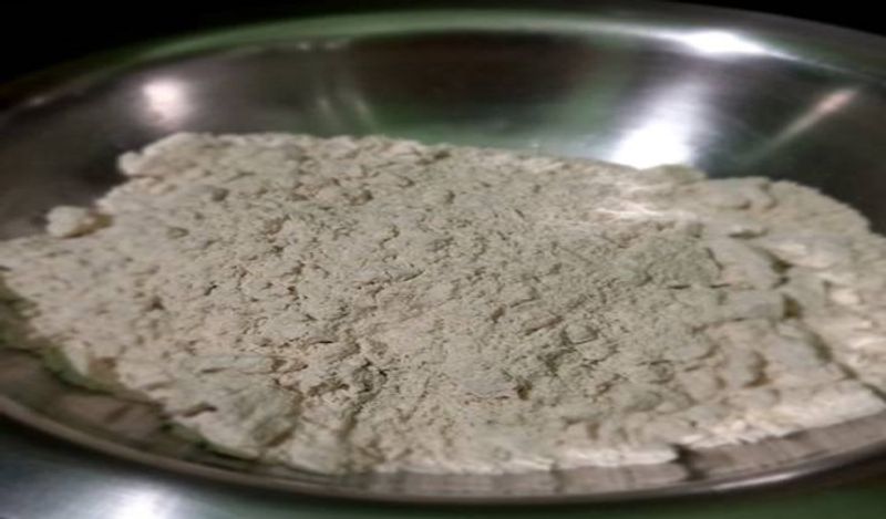 सबसे पहले एक बर्तन में आटा निकाल लें। 