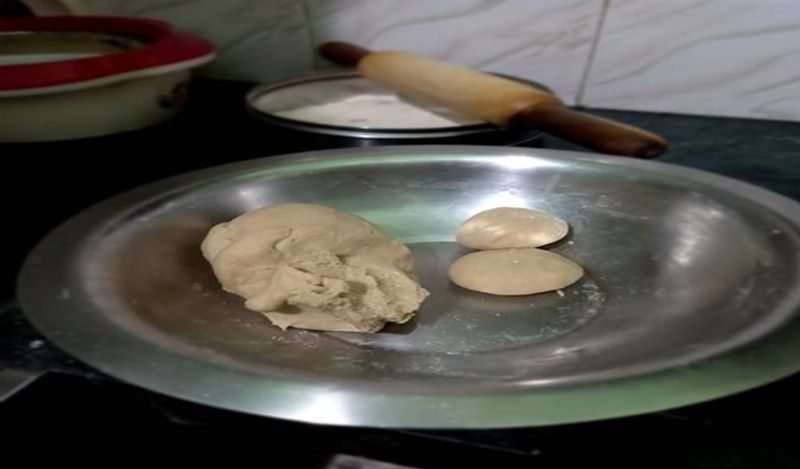 अब इसमें पानी डालकर आटे को गूंध लें। 