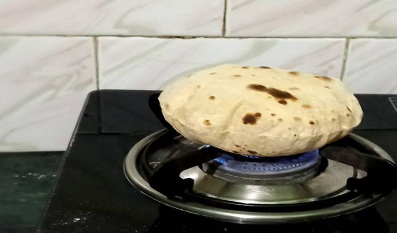 अब रोटी को पलट कर दूसरी तरफ से सेंकें। अब आंच को तेज कर दें और रोटी को फूला लें।

