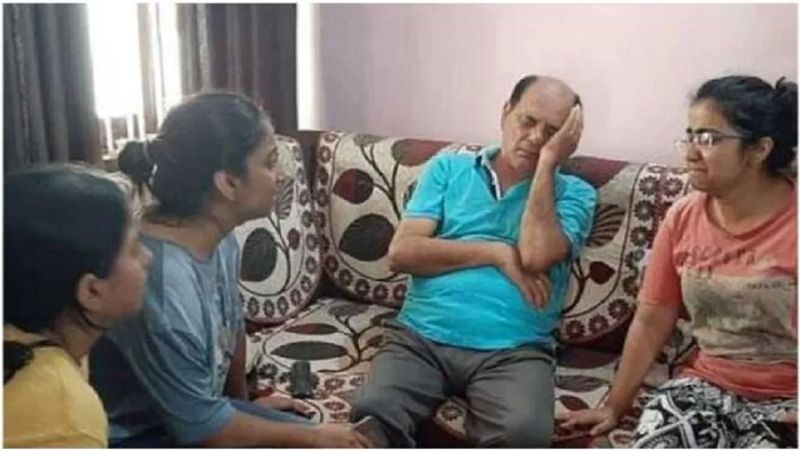 सीएमएम कोर्ट में यह केस सुधीर ओझा ने दर्ज कराया है, जिन लोगों के खिलाफ केस किया गया है उन पर आईपीसी की धारा 306, 109, 504 और 506 के तहत केस दायर किया गया है। कोर्ट इस मामले की सुनवाई तीन जुलाई को करेगी। 