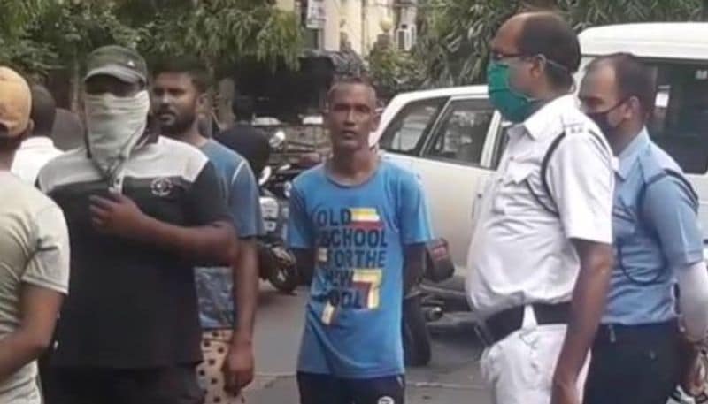  জরুরি কাজ না থাকলে রাস্তায় যাতে মানুষ না বার হন সেই দিকে নজর রাখছে পুলিশ। বিনাকারণে বাইরে বেরোলে কান ধরে উঠবোস করাতে ছাড়ছে কলকাতা পুলিশ। 