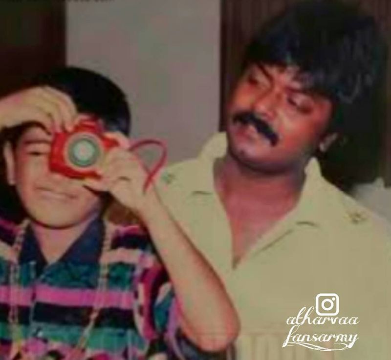 அதர்வா புகைப்படம் எடுக்கும் பொம்மை கேமெராவை பார்த்து முரளி ரசிக்கும் காட்சி 