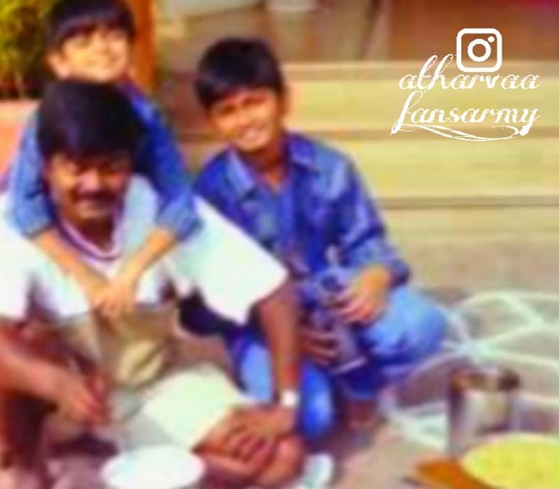 முரளி தன் மூன்று குழந்தைகளுடன் விளையாடி கொண்டு இருக்கும் பொழுது எடுக்க பட்ட புகைப்படம் 