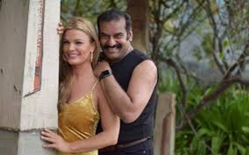 நெப்போலியன் டெவில்ஸ் நைட் என்ற ஆங்கில படத்தில் நடிக்கிறார் அதில் இருந்து ஒரு காட்சி தான் இந்த புகைப்படம் 