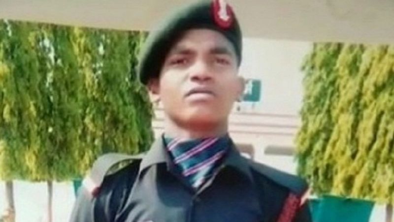 दरअसल, इंडियन आर्मी के जवान गणेश कुंजाम ने मंगलवार की रात आर्मी अस्पताल में इलाज के दौरान आखरी सांसें लीं। बता दें कि शहीद कांकेर जिले के कुरुटोला गांव का रहने वाला था। जवान शहीद गणेश को साल 2011 में भारतीय सेना में भर्ती हुए थे और एक महीने पहले ही उनको भारत-चीन सीमा पर पोस्टिंग मिली थी।