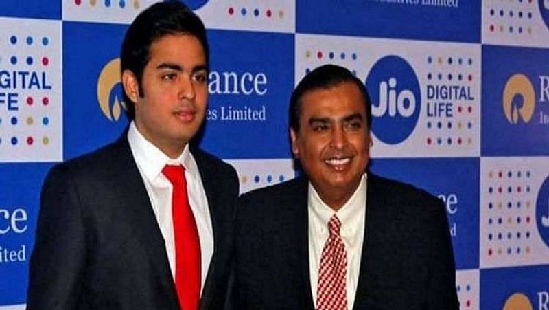 रिलायंस इंडस्ट्रीज के चेयरमैन मुकेश अंबानी कंपनी को कर्जमुक्त बनाने की राह पर चल रहे थे। इसी क्रम में उन्होंने रिलायंस के जियो प्लेटफॉर्म में दुनिया की बड़ी कंपनियों के निवेश के रास्ते खोले और 11 डील की। आरआईएल का राइट इश्यू भी लेकर आए।
