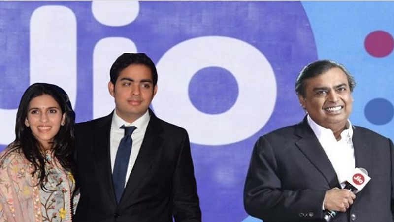 रिलायंस इन्फोकॉम के चीफ स्ट्रैटिजस्ट हैं आकाश
आकाश अंबानी रिलायंस इन्फोकॉम के चीफ स्ट्रैटिजिस्ट हैं। कंपनी की हर डील में इनकी प्रमुख भूमिका रहती है। ये कंपनी की एग्जीक्यूटिव कमेटी में भी अहम स्थान रखते हैं।