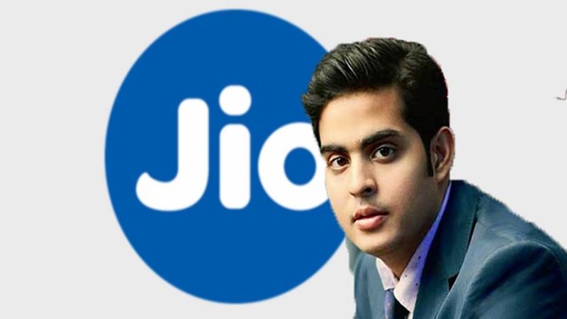 मनोज मोदी के साथ मिल कर करते हैं काम
आकाश अंबानी मुकेश अंबानी के प्रमुख सहयोगी और स्ट्रैटिजिस्ट मनोज मोदी के साथ मिल कर काम करते हैं। जियो प्लेटफॉर्म्स में कंपनियों के निवेश के लिए होने वाली हर डील में उनकी प्रमुख भूमिका होती है। करीब-करीब हर डील को आकाश अंबानी ही पिता मुकेश अंबानी की सहमति मिलने के बाद फाइनल करते हैं। 