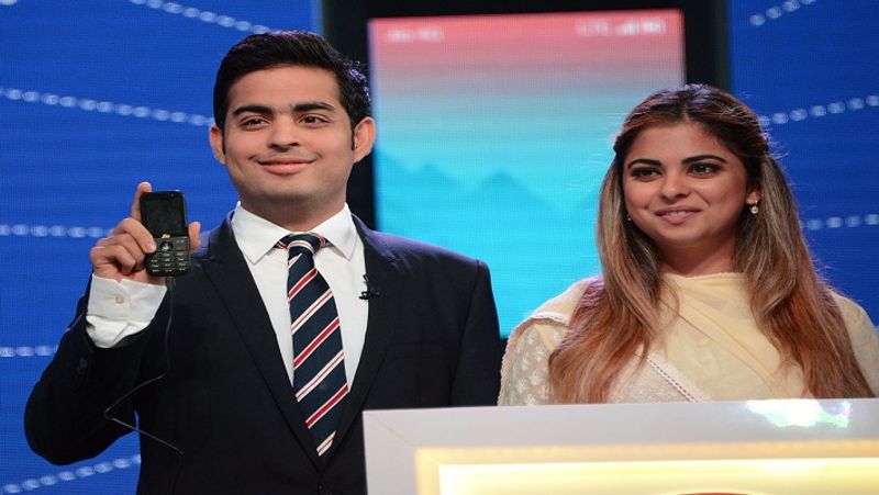 जियो प्लेटफॉर्म्स को इंटरनेट कंपनी बनाना है मकसद
मुकेश अंबानी जियो प्लेटफॉर्म्स को टेलिकम्युनिकेशन और इंटरनेट की सबसे बड़ी टेक कंपनी बनाना चाहते हैं। इसी मकसद को पूरा करने के लिए आकाश अंबानी काम कर रहे हैं। उन्हें इंटरनेट और टेक्नोलॉजी बिजनेस की काफी अच्छी जानकारी है। 