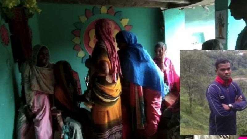 जवान के शहादत की खबर से पूरे गांव में शोक की लहर दौड़ गई। घरवालों के आंसू थमने का नाम ही नहीं ले रहे है, शहीद परिवार का इकलौता बेटा था। गांव में मातम पसरा हुआ है। गणेश कुंजाम की मां का रो-रोकर बुरा हाल है