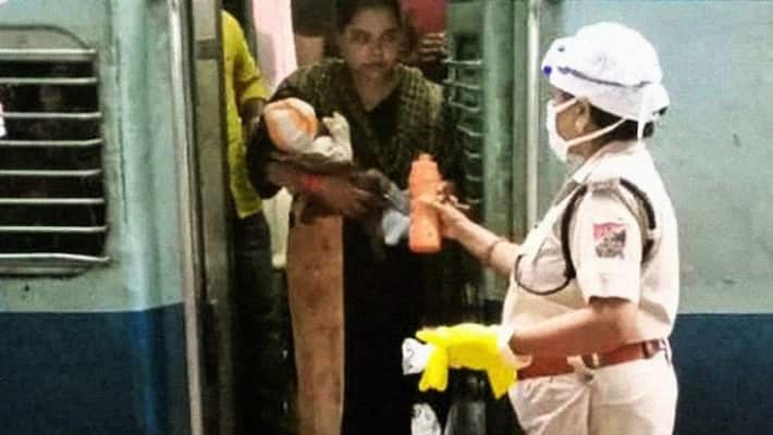 police women fetches milk from her house for hungry child shramik train police women fetches milk from her house for hungry child shramik train