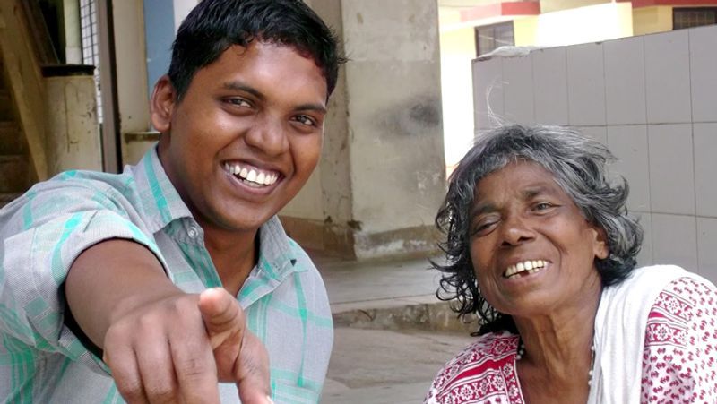 ಒಂದು ದಿನ ಇದ್ದಕ್ಕಿದ್ದಂತೆ ಭಿಕ್ಷೆ ಬೇಡುತ್ತಿದ್ದ ಮುರುಗನ್ನನ್ನು ಪೊಲೀಸರು ನೋಡಿದರು. ಕೂಡಲೇ ಆತನನ್ನು ಅನಾಥಾಶ್ರಮವೊಂದಕ್ಕೆ ಸೇರಿಸಿದ್ದಾರೆ. ಇಲ್ಲಿ ಅನೇಕ ವರ್ಷ ಆತನನ್ನು ಸಿಸ್ಟರ್ಗಳು ನೋಡಿಕೊಂಡರು. ಕೆಲ ಸಮಯದ ಬಳಿಕ ಆತ ಚೈಲ್ಡ್ಲೈನ್ನಲ್ಲಿ ಕೆಲಸ ಮಾಡಲಾರಮಭಿಸಿದ. ಇಲ್ಲಿ ಏಳು ವರ್ಷ ದುಡಿದ ಆತ ಕೊಂಚ ಹಣ ಉಳಿಸಿಕೊಂಡಿದ್ದ. ಇದರಿಂದ ಒಂದು ಆಟೋ ರಿಕ್ಷಾ ಖರೀದಿಸಿದ.
