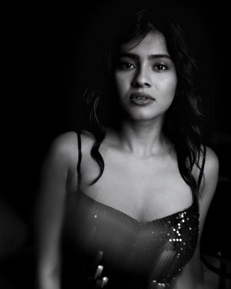 Hebah Patel latest Photo Shoot with out makeup look