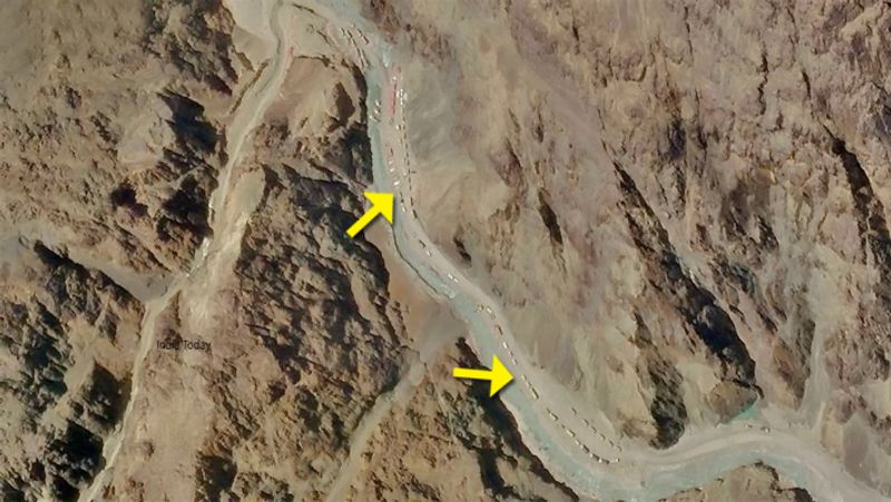 फोटो में दिख रहा है कि गलवान नदी घाटी में चीनी सैनिक ज्यादा संख्या में दिख रहे हैं।
