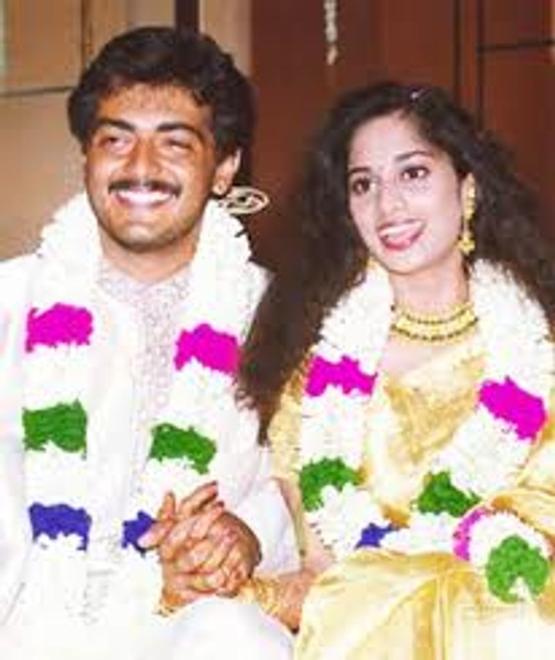 அமர்க்களம் படத்தில் 1999 ஆம் ஆண்டு தன்னுடைய காதலை சொன்ன அஜித் 2000 ஆம் ஆண்டு, பெற்றோர் சம்மதத்துடன் திருமணமும் செய்து கொண்டார்.
